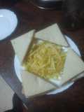 Sándwich vegetal con pata asada y papas fritas