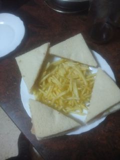Una foto de Sándwich vegetal con pata asada y papas fritas