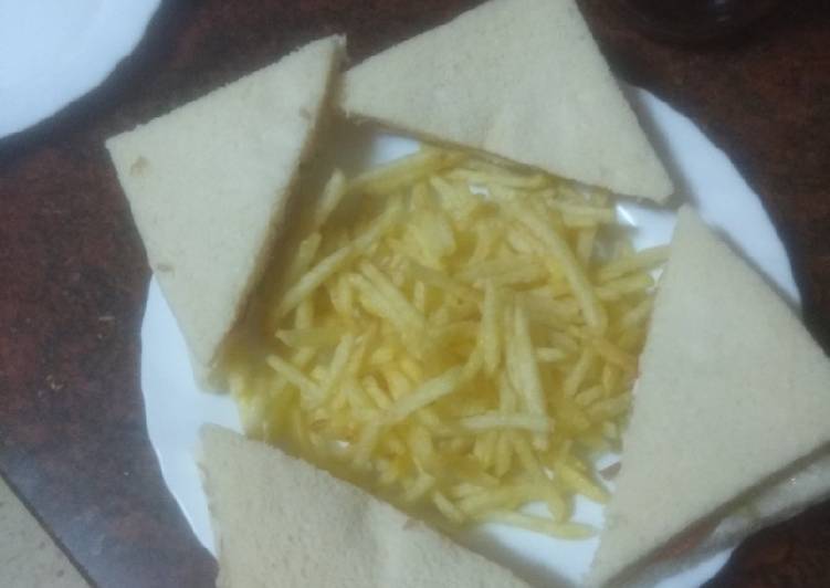 Sándwich vegetal con pata asada y papas fritas