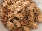 Una foto de quinoa con pollo
