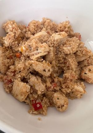 Una foto de Pollo salteado con quinoa