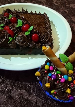 नो ओव्हन डेकडेंड चॉकलेट केक (no oven decadent chocolate cake recipe inmarathi) रेसिपी चे मुख्य फोटो