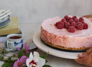 Foto de Bolo Nuvem Gelado de Morango e Framboesas
