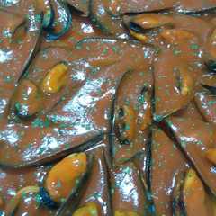 Una foto de Mejillones con salsa brava