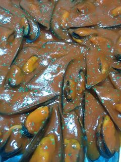 Una foto de Mejillones con salsa brava