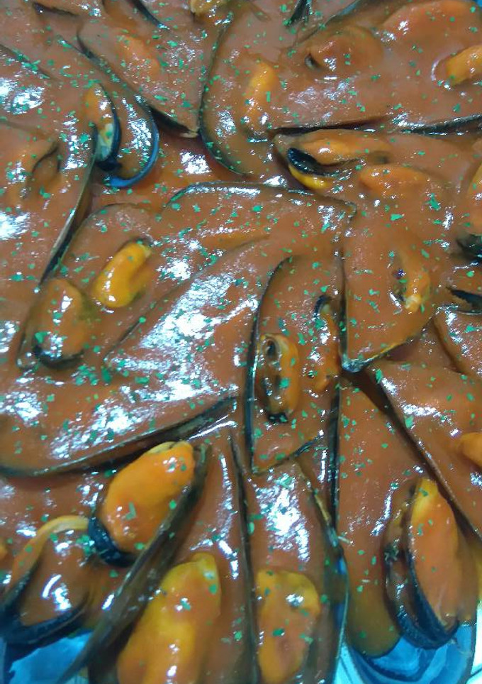 Una foto de Mejillones con salsa brava