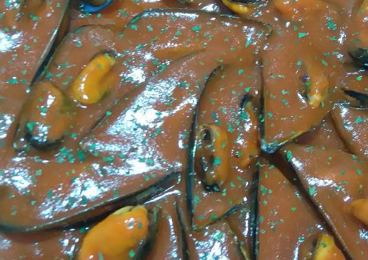 Mejillones con salsa brava