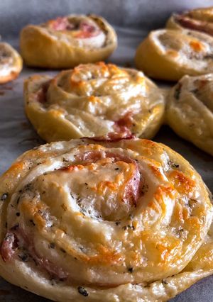 Tejfölös pizzacsigák🍕 recept fotója