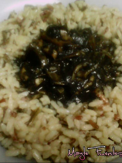 Una foto de Corona de tres arroces con calamares en su tinta