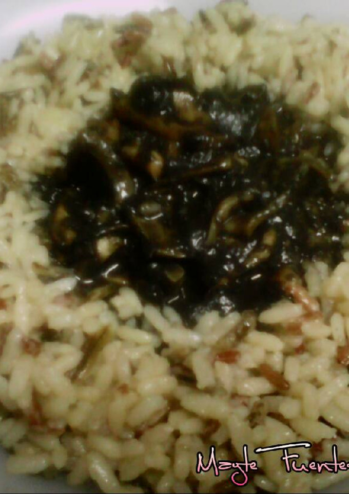 Una foto de Corona de tres arroces con calamares en su tinta