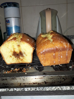 Una foto de Budín de naranja relleno con dulce de leche, húmedo y esponjoso