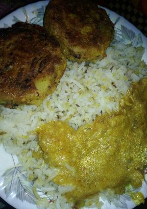 A picture of Daal chawal with cutlus.
