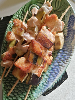 Una foto de Brochetas de salmón y berenjenas con salsa de yogur