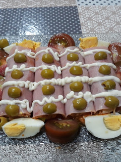 Una foto de Canelones de verano con jamón cocido
