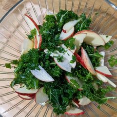 Raw curly kale and apple salad A picture of Raw curly kale and apple salad.