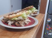 Una foto de sandwich queso azul