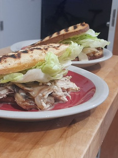 Una foto de Sándwich de pollo-champiñón con queso azul