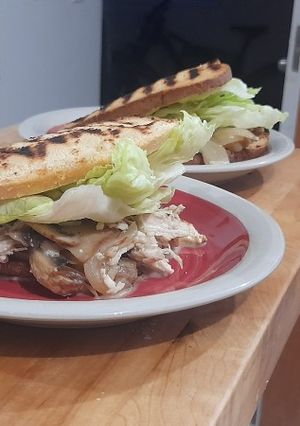 Una foto de Sándwich de pollo-champiñón con queso azul