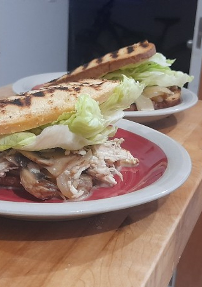 Una foto de Sándwich de pollo-champiñón con queso azul
