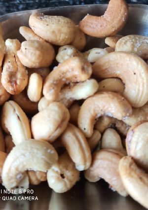 રોસ્ટેડ કાજુ (roasted cashew nut recipe in Gujarati) રેસીપી મુખ્ય ફોટો