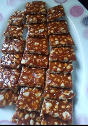 गुड़ मूंगफली की चिक्की (Gud moongfali ki chikki recipe in hindi) रेसिपी मुख्य फोटो