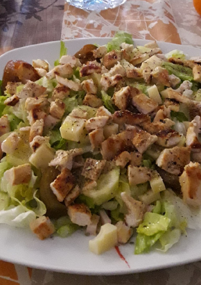 Una foto de Ensalada pollo