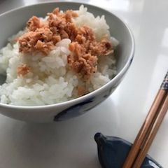 A picture of Salmon Flakes.