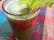 Una foto de batido de zanahoria y apio