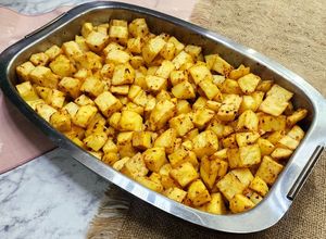 Una foto de Papas bravas al horno 🥔🌶️🔥