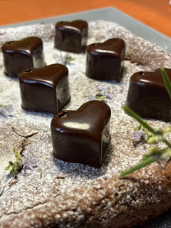 Una foto de Bombones de chocolate rellenos de nuez y pasas, sin azúcar