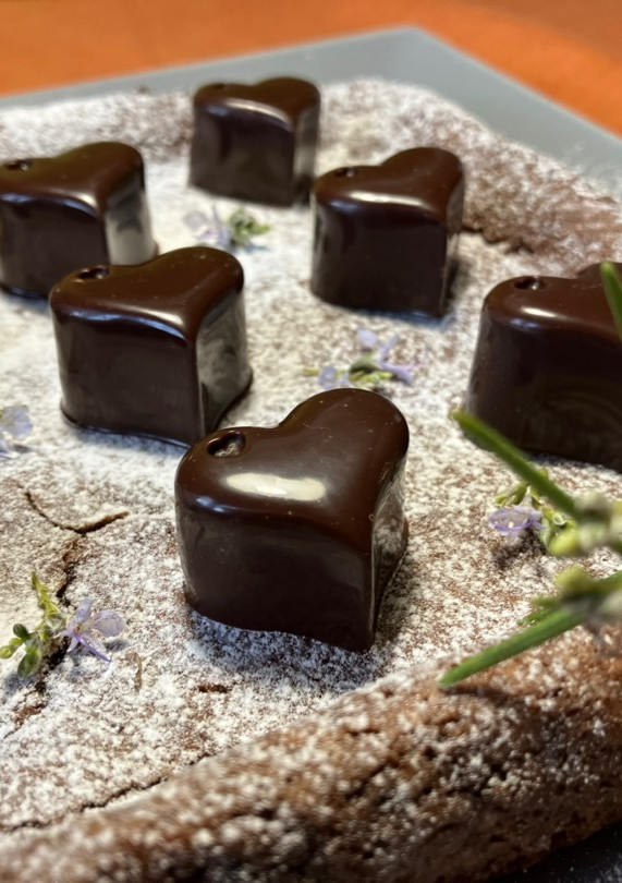 Una foto de Bombones de chocolate rellenos de nuez y pasas, sin azúcar