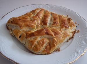 Foto principal de Pliegue de masa de hojaldre con tableta de chocolate