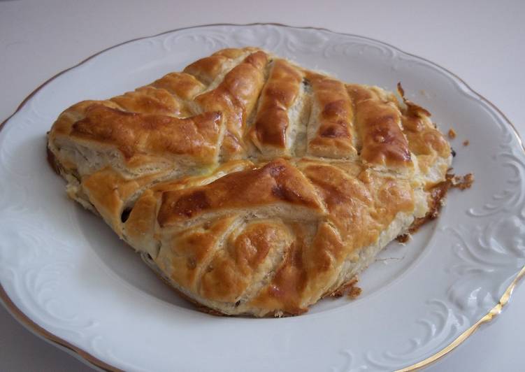 Pliegue de masa de hojaldre con tableta de chocolate
