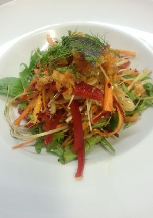 Una foto de Ensalada de salmón frito