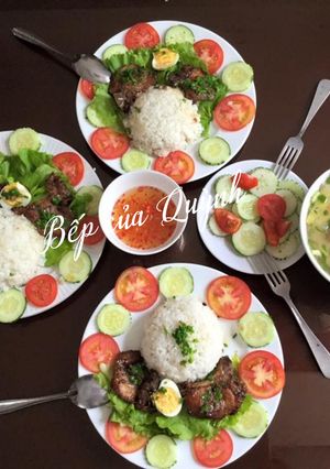 Hình của món Cơm sườn cốt lết rim.