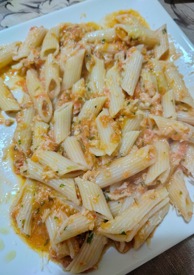 Una foto de Macarrones de espelta con atún y anchoas