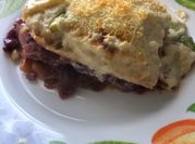 Una foto de pasta con col morada