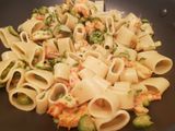 Mezze maniche con code di gambero spolverate di curry