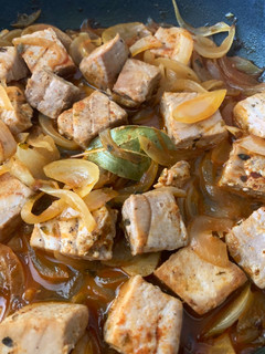 Una foto de Atún encebollado