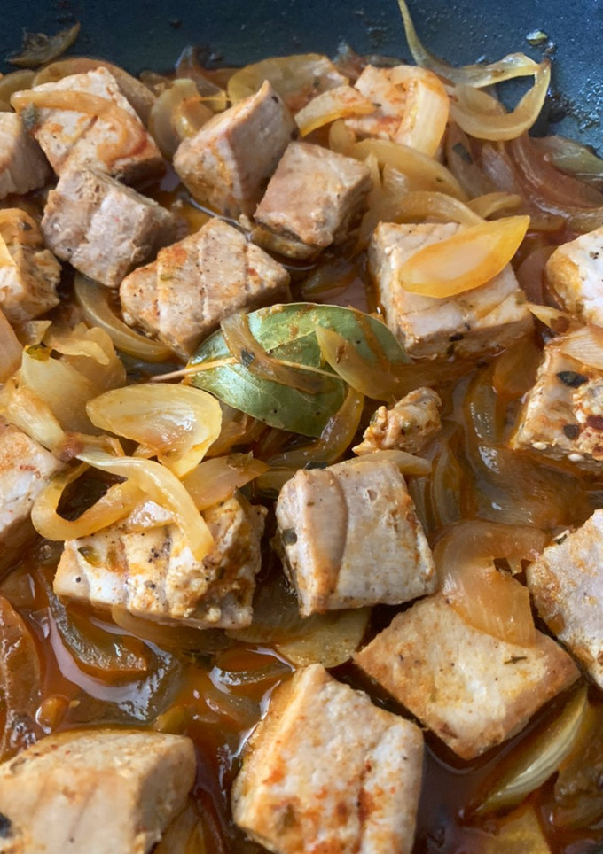 Una foto de Atún encebollado