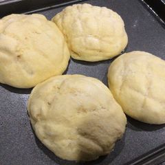 A picture of Melon Pan.