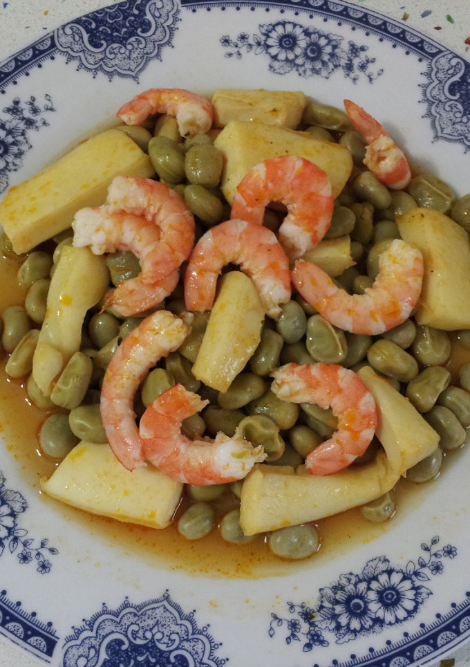 Una foto de Chocos con habas y langostinos