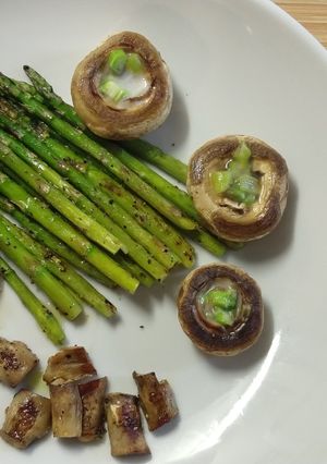 Una foto de Espárragos con champiñones