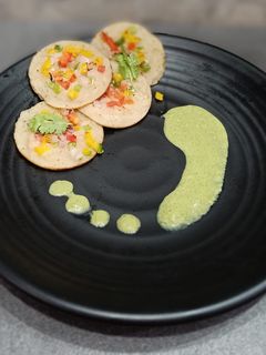 मिनी रवा उत्तपम (Mini rava uttapam recipe in hindi) रेसिपी मुख्य फोटो