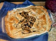 Una foto di pasta sfoglia funghi torta salata