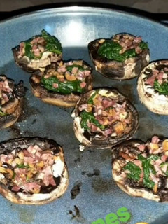 Una foto de Champiñones rellenos de espinacas y jamón serrano