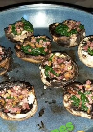 Una foto de Champiñones rellenos de espinacas y jamón serrano