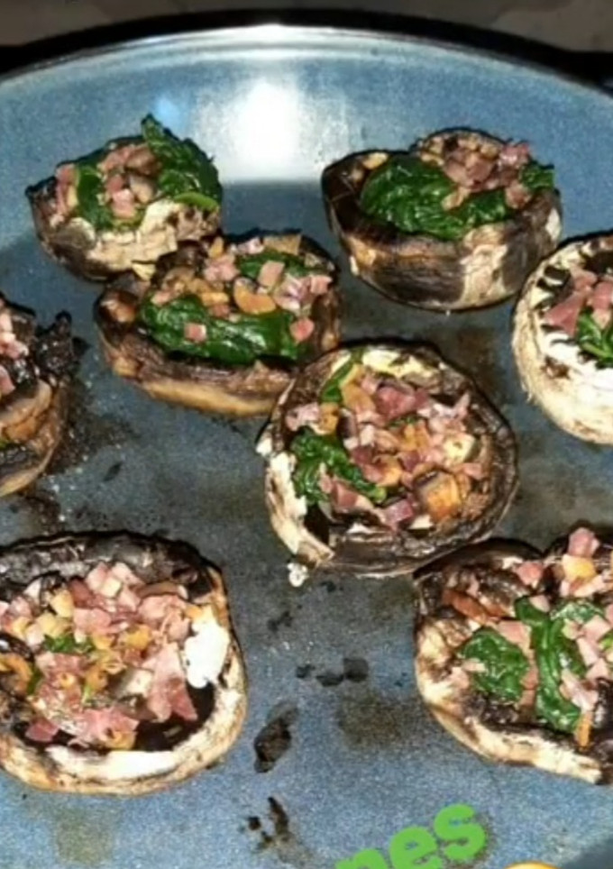 Una foto de Champiñones rellenos de espinacas y jamón serrano
