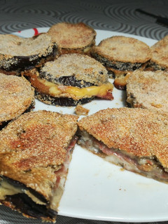 Una foto de Berenjenas rellenas de jamón y queso al horno