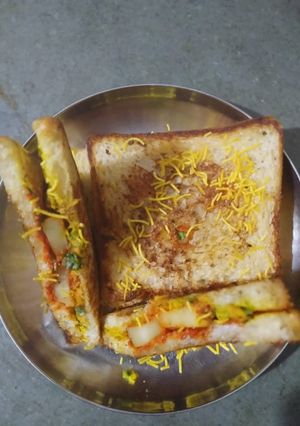 લસણીયા બટેટા સેન્ડવીચ (ગાર્લિક પોટેટો સેન્ડવીચ) રેસીપી મુખ્ય ફોટો